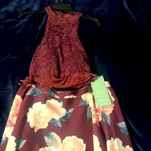 Never worn 2 piece set maroon floral